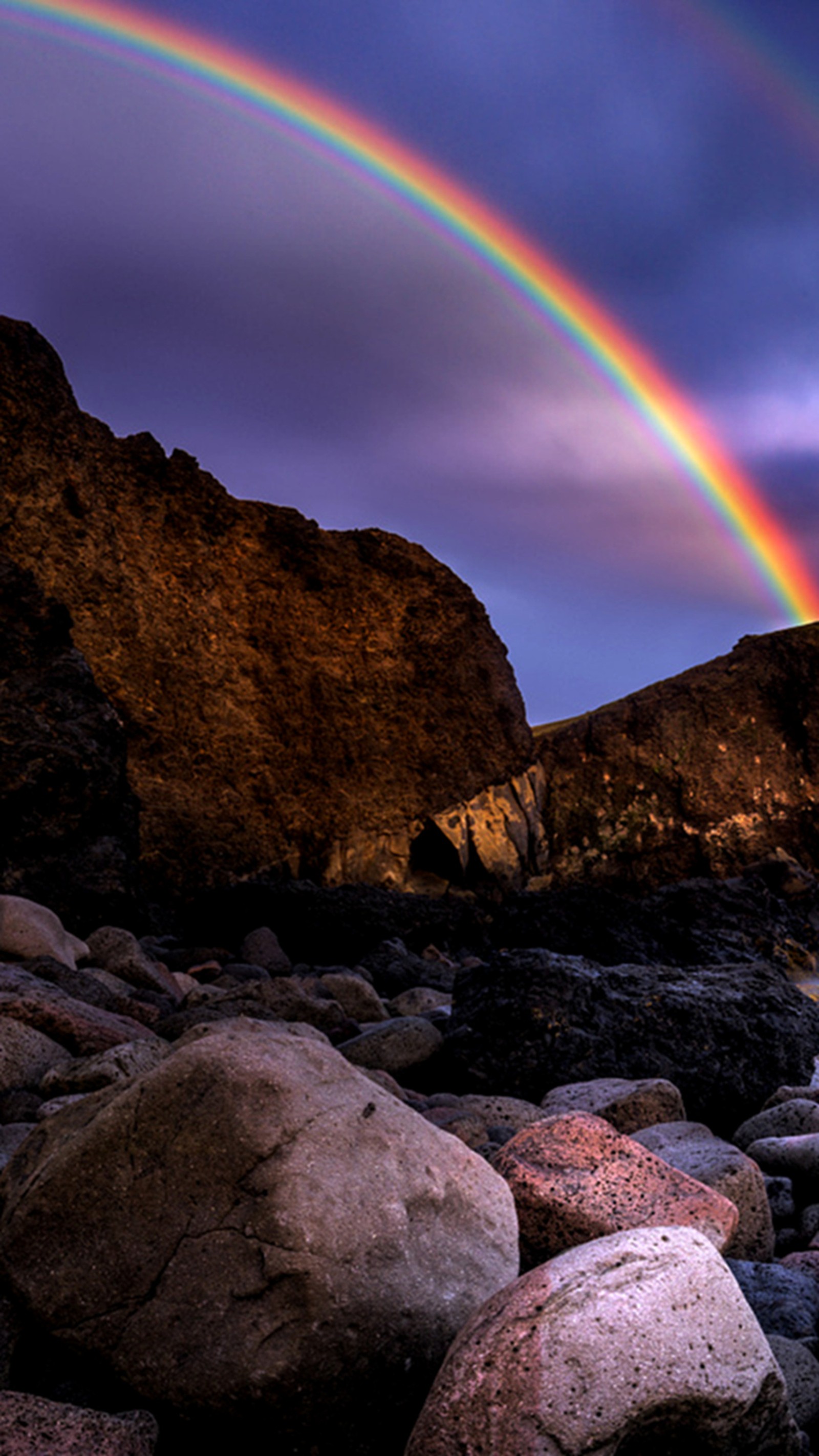 Il y a un arc-en-ciel brillant au-dessus de l'eau (plage, majestueux, arc en ciel)