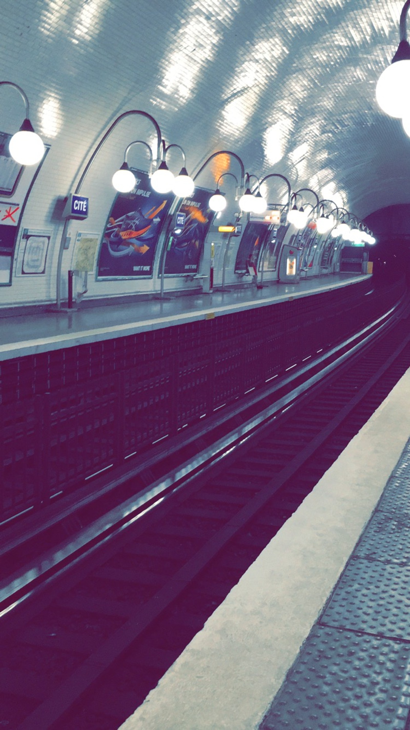 Un tren está llegando a la estación por la noche (arquitectura, cite, metro)