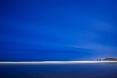 Ruhiger azurblauer Horizont bei Dämmerung