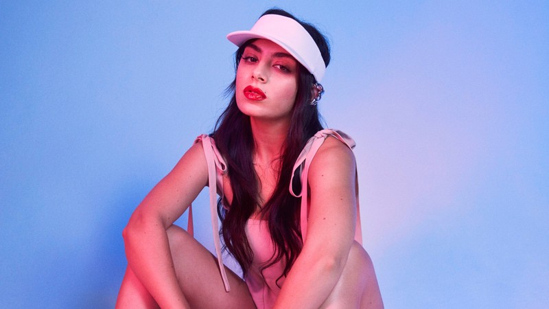 Арабская женщина сидит на скейтборде с козырьком (чарли икс икс, charli xcx, альбом, красота, красный)