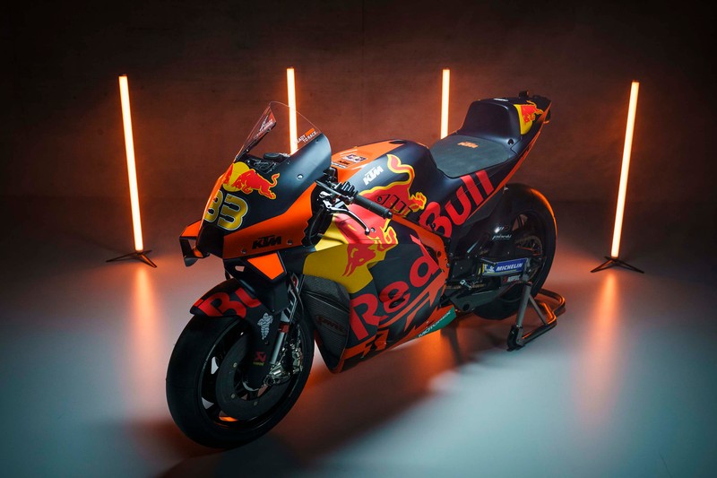 Мотоцикл арафед с логотипом red bull сбоку и желтым светом (ktm rc16, мотоциклы motogp, 2021, велосипеды, обои 4k)