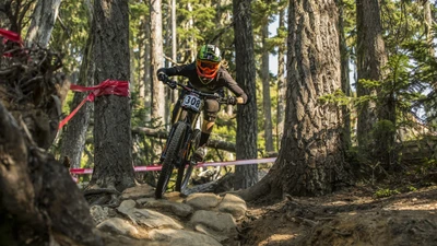 Ciclista de montanha navegando em terreno rochoso em uma floresta