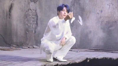 Jimin do BTS em uma pose cativante, vestido de branco, com delicadas borboletas pairando nas proximidades contra um fundo texturizado e suave.