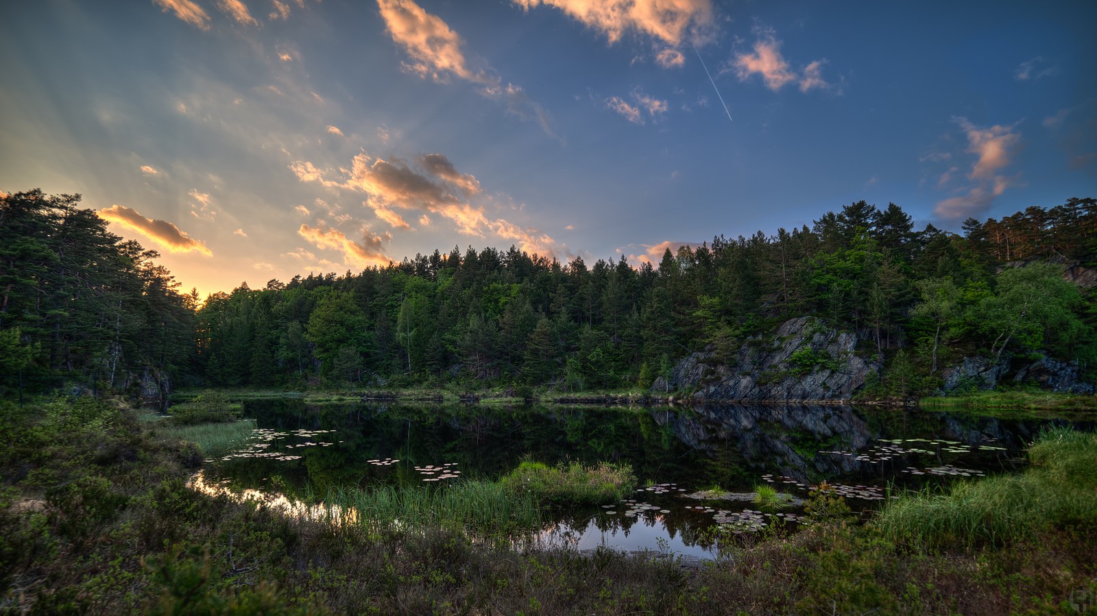 Blick auf einen see mit einem sonnenuntergang im hintergrund (natur, reflexion, wasser, wildnis, baum)