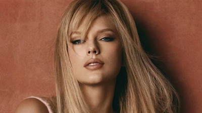 Impresionante retrato de belleza de Taylor Swift con cabello largo y maquillaje impecable