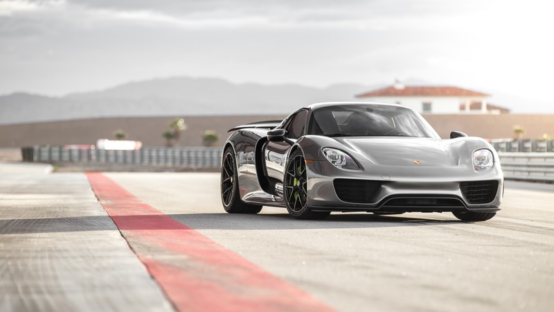 Крупный план серебристого спортивного автомобиля на трассе (porsche 918 spyder, спортивный автомобиль, porsche, машины, porsche 911 gt3)