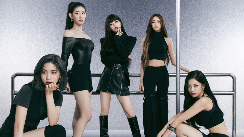 Девушки позируют для фото в черных нарядах (итзи, itzy, 있지, kpop, корейская девичья группа)