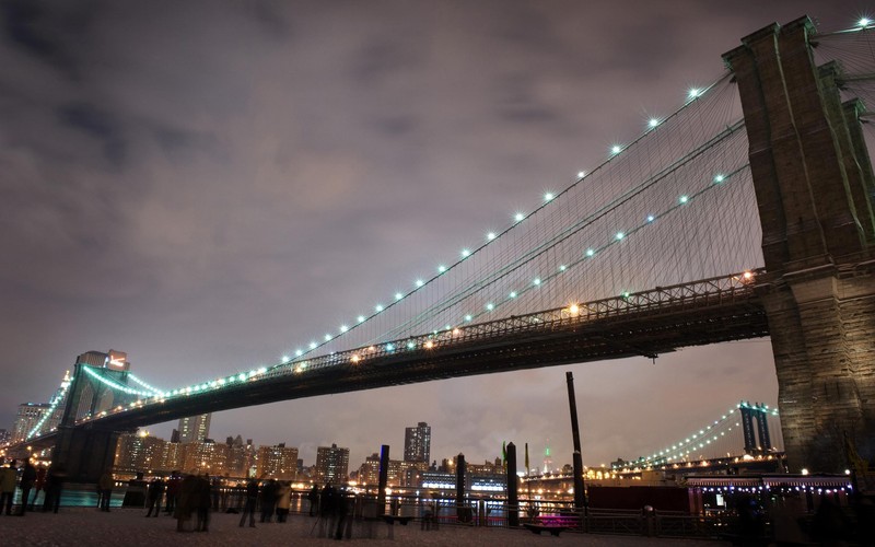 Вид сверху на мост с множеством огней (бруклинский мост, мост манхэттен, manhattan bridge, мост, ночь)