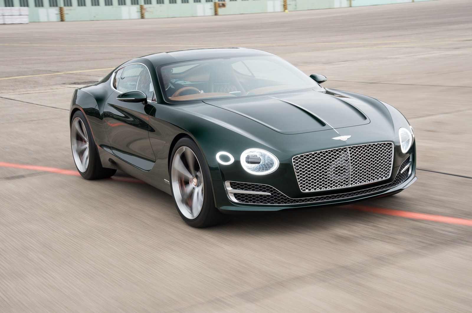 Un primer plano de un coche deportivo verde conduciendo en una pista (bentley motors limited, coche compacto, coche deportivo, coche, supercoche)