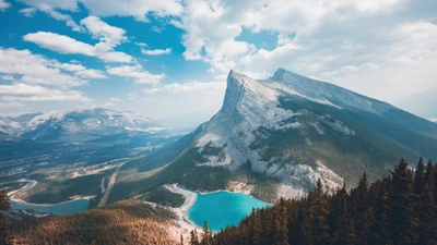 Montanha majestosa com vista para um vale florestado e um lago sereno