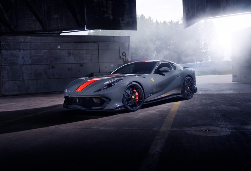 Крупный план спортивного автомобиля, припаркованного в гараже (ferrari 812 competizione, novitec, 2023, 5k, 8k)