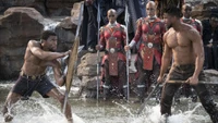 Une scène de bataille aquatique dramatique mettant en vedette Black Panther et Killmonger, sur fond de paysage rocheux et entourée de guerriers royaux.