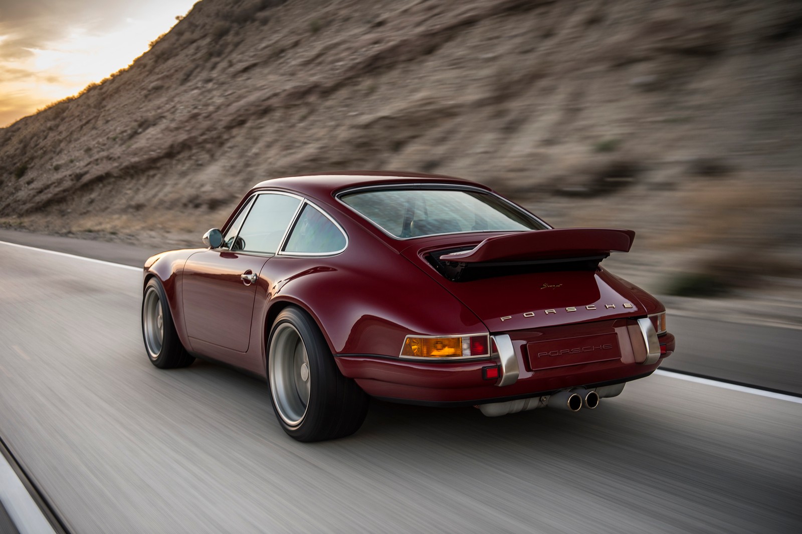 Близкое изображение красного porsche 911 на дороге (porsche 930, porsche 911 gt2, porsche 911, porsche, машина)