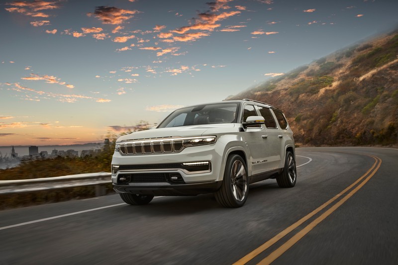 Белый джип едет по дороге рядом с горой (jeep grand wagoneer concept, люксовый внедорожник, 2020, машины, обои 4k)