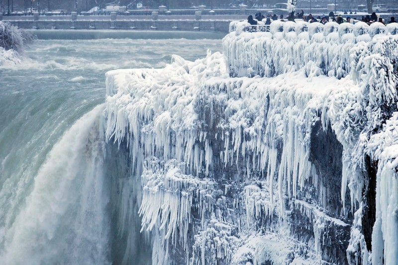 Водопад с ледяной водой и людьми, стоящими на краю (водопад, река ниагара, ниагарский водопад, niagara falls, вода)