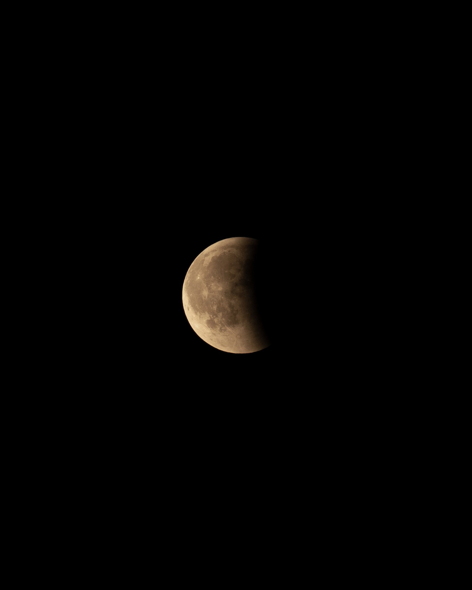 Un primer plano de una media luna en el cielo oscuro (luna, negro, objeto astronómico, atmósfera, evento celestial)