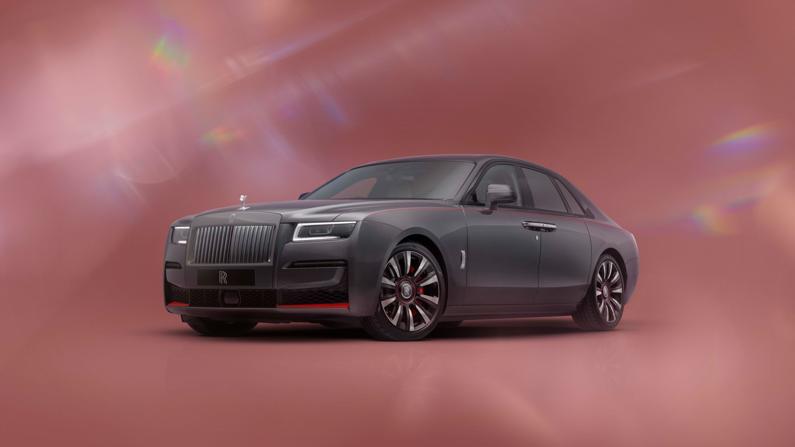 Серый роллс-ройс на розовом фоне (роллс ройс призрак, rolls royce ghost, 10к, 10k, 2024)