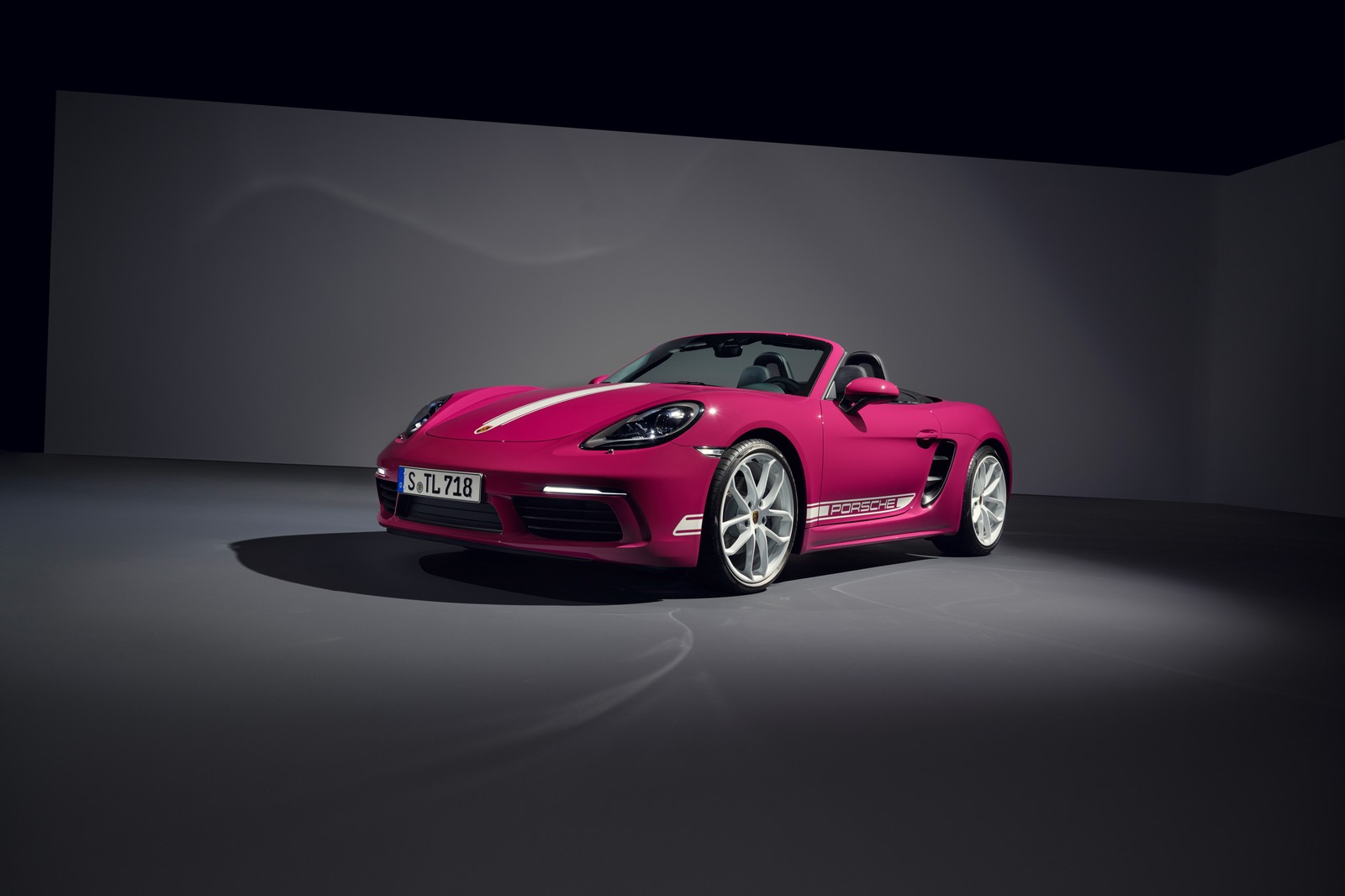 Ein rosa sportwagen steht in einem dunklen raum (porsche 718 boxster, style edition, 2022, 5k, autos)