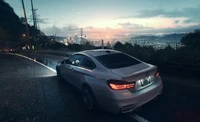 Un elegante coche deportivo BMW navega por una carretera sinuosa con vistas al horizonte de la ciudad al anochecer, capturando la esencia de la velocidad y el lujo en un entorno vibrante y atmosférico.