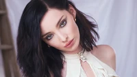 Emma Dumont : Beauté et Élégance Captivantes