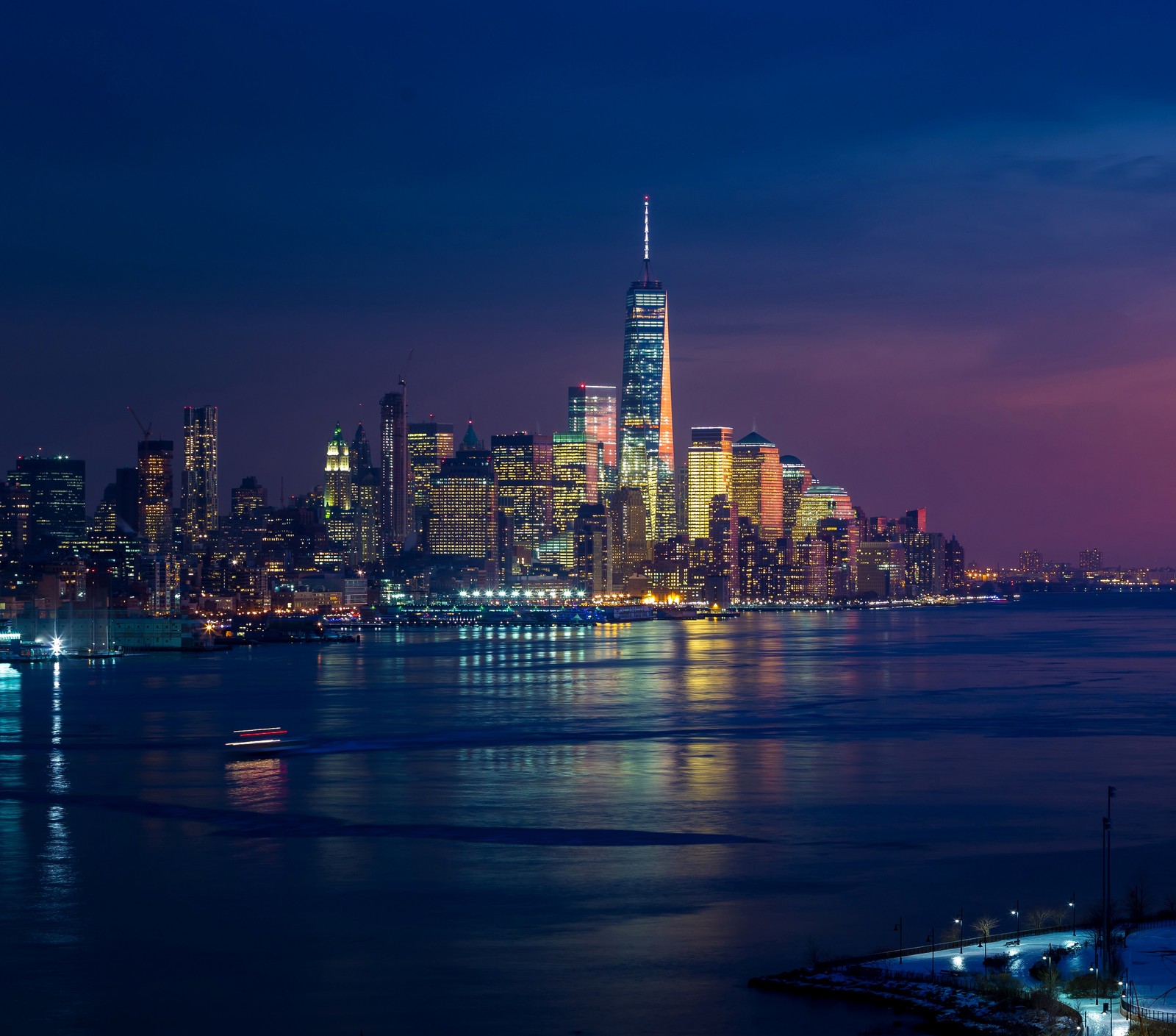 Una imagen impactante del horizonte de la ciudad de noche con un bote en el agua (nueva york, new york, rascacielos, paisaje urbano, ciudad)