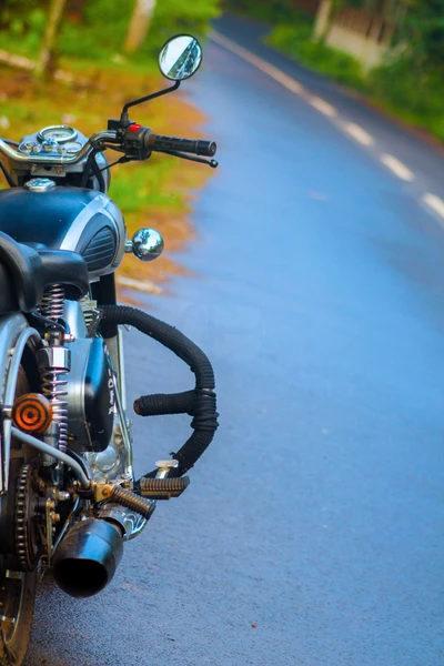 Motocicleta Bullet em uma estrada cênica de Kerala