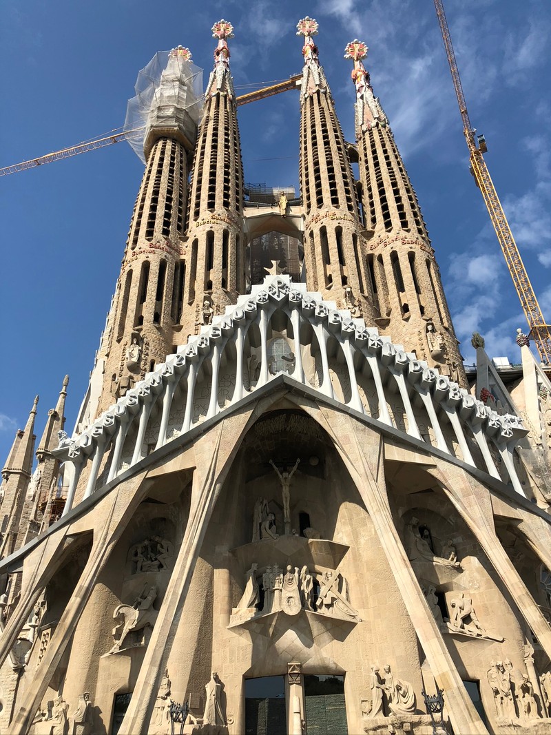 Здание с часами на вершине (барселона, barcelona, архитектура, фасад, достопримечательность)