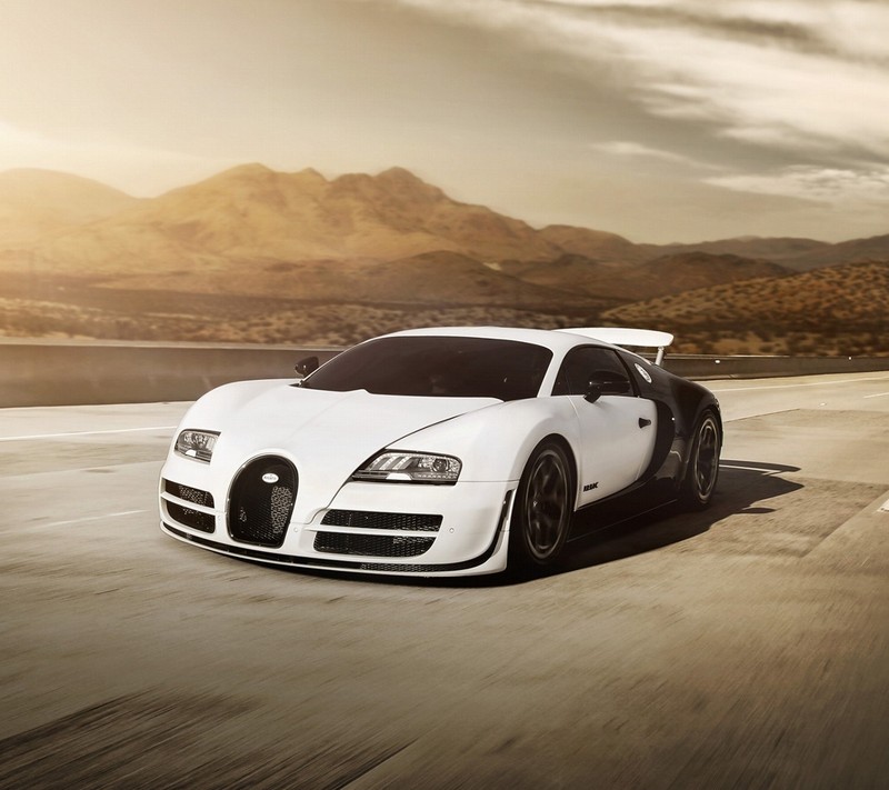 Близкий план белого bugatti, едущего по дороге (машина, дорога, вейрон, veyron)