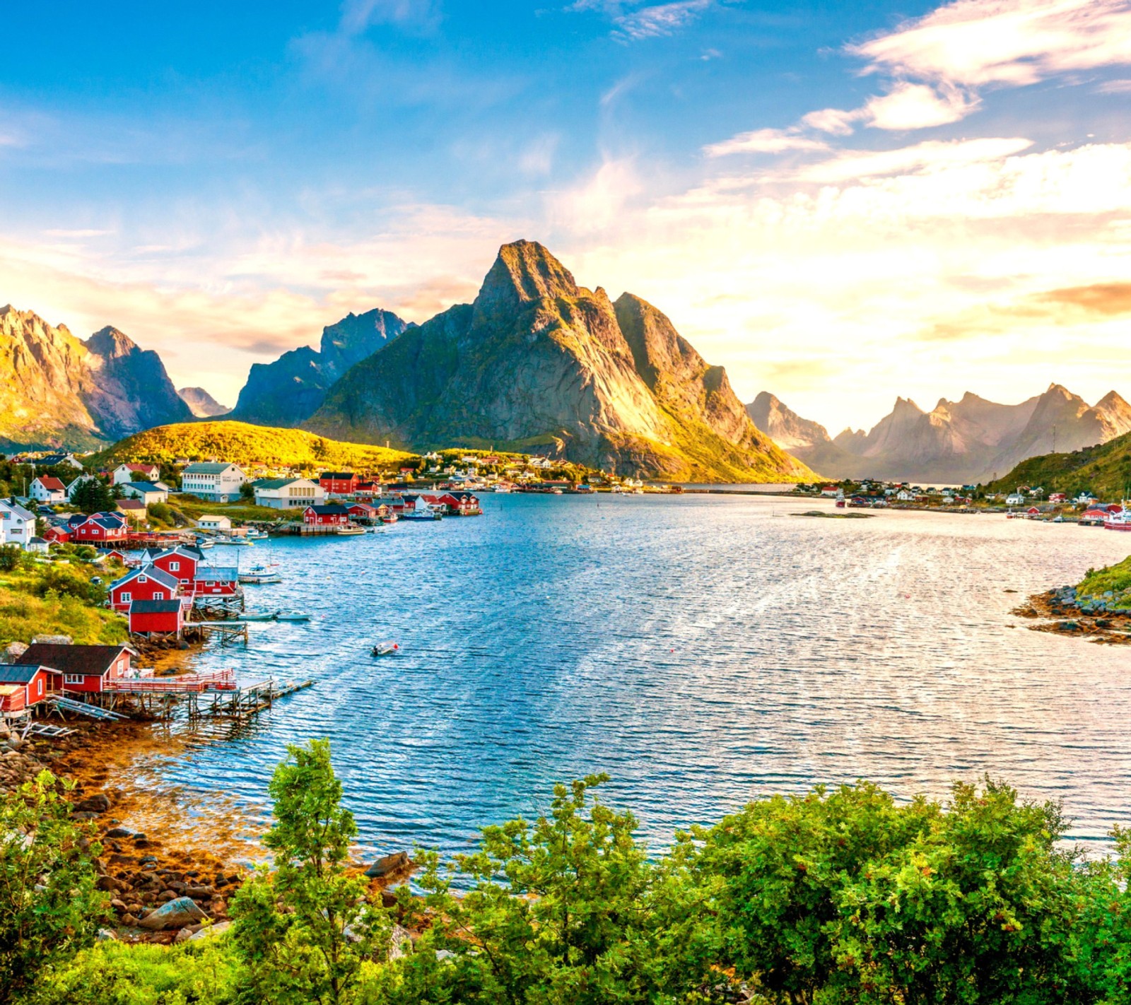 Uma vista de uma pequena vila na beira de um lago (europa, montanhas, noruega, mar, deslumbrante)