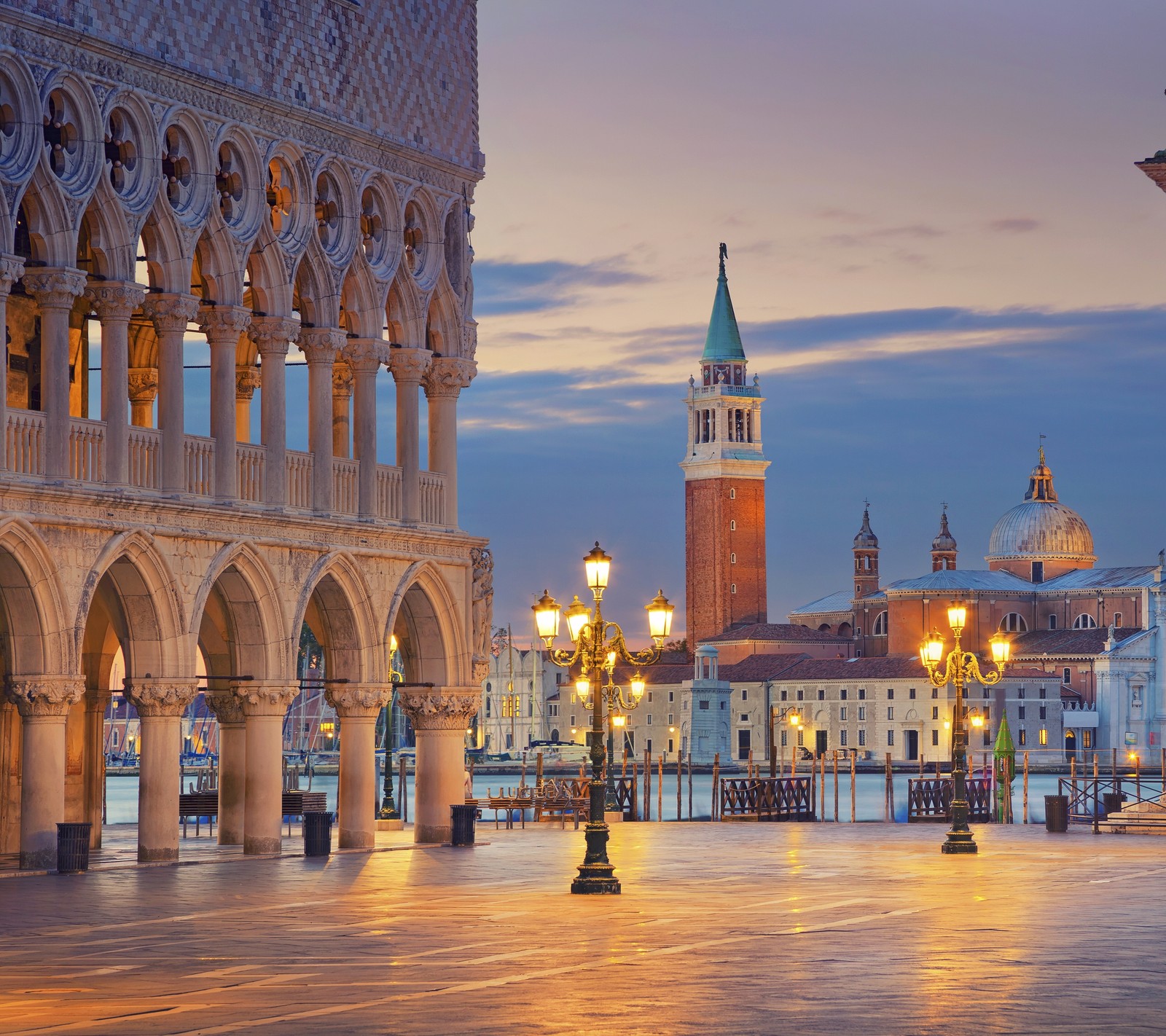 Uma vista modificada de uma cidade com uma torre do relógio e um relógio (europa, italiano, itália, praça de são marcos, veneza)