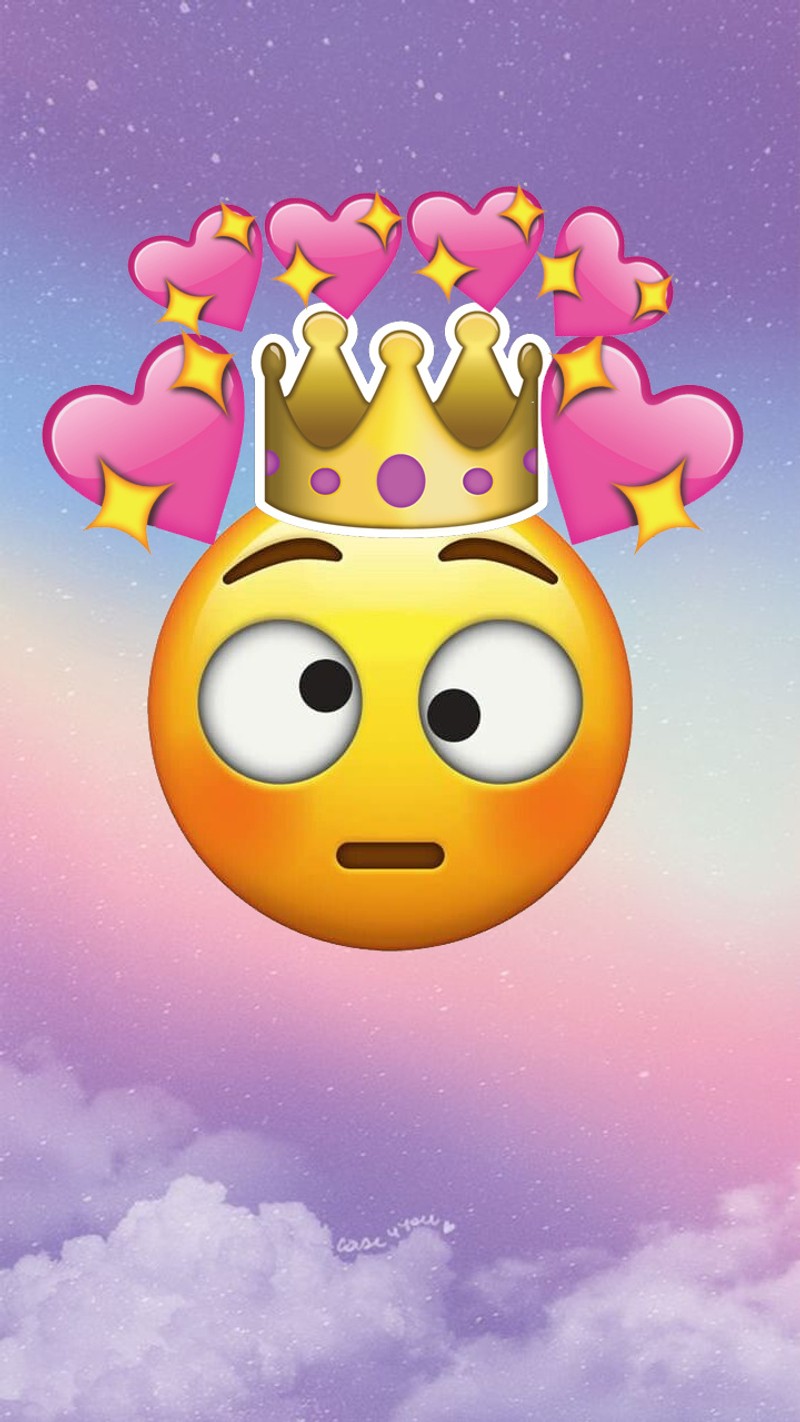 Крупный план смайлика с короной на голове (сумасшедший, эмодзи, emoji crazy, грустный эмодзи, хороший)