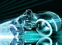 Cavalier futuriste sur un cycle lumineux à grande vitesse