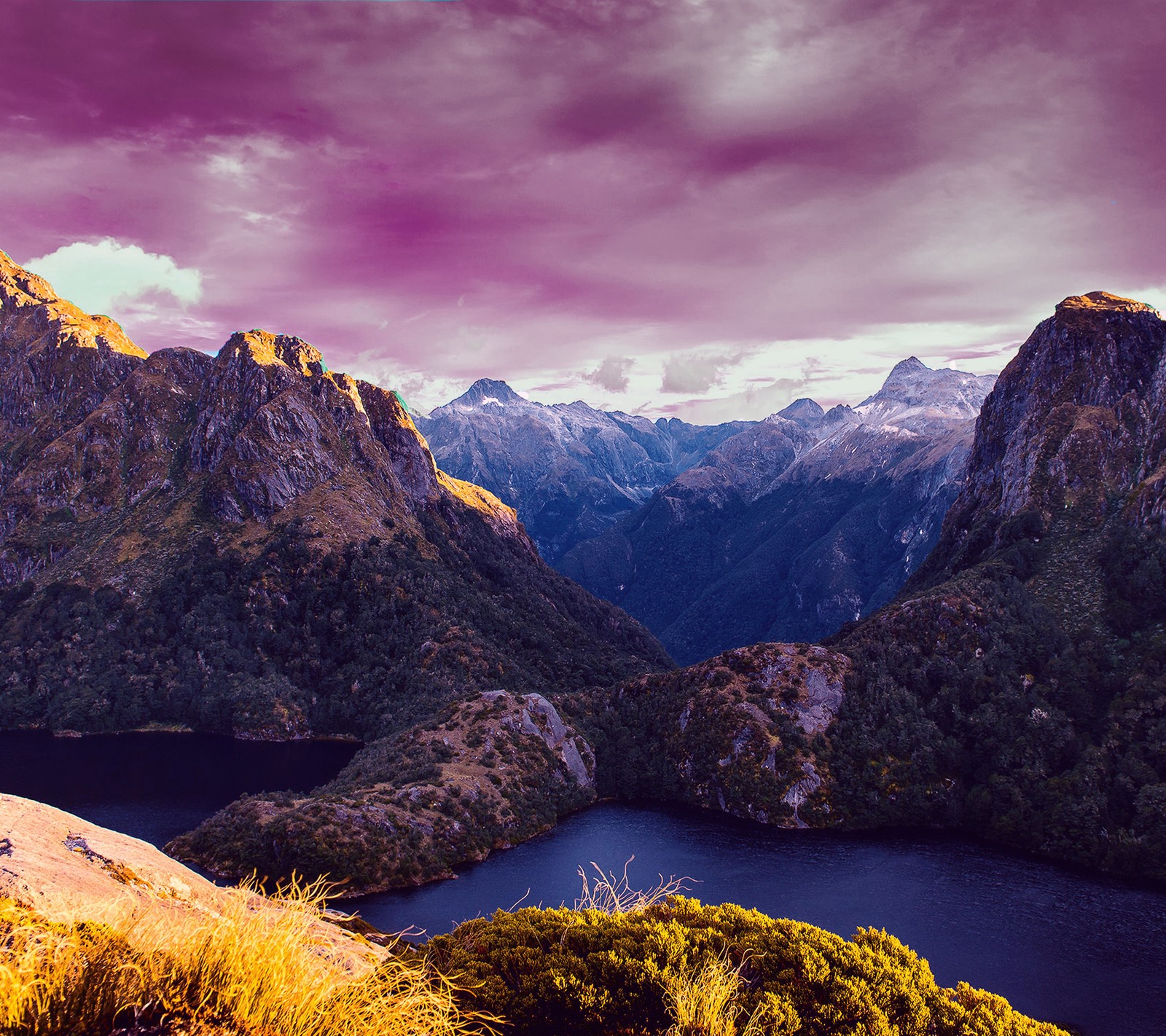 Montagnes et un lac au milieu d'une vallée sous un ciel nuageux (lac, paysage, montagne)