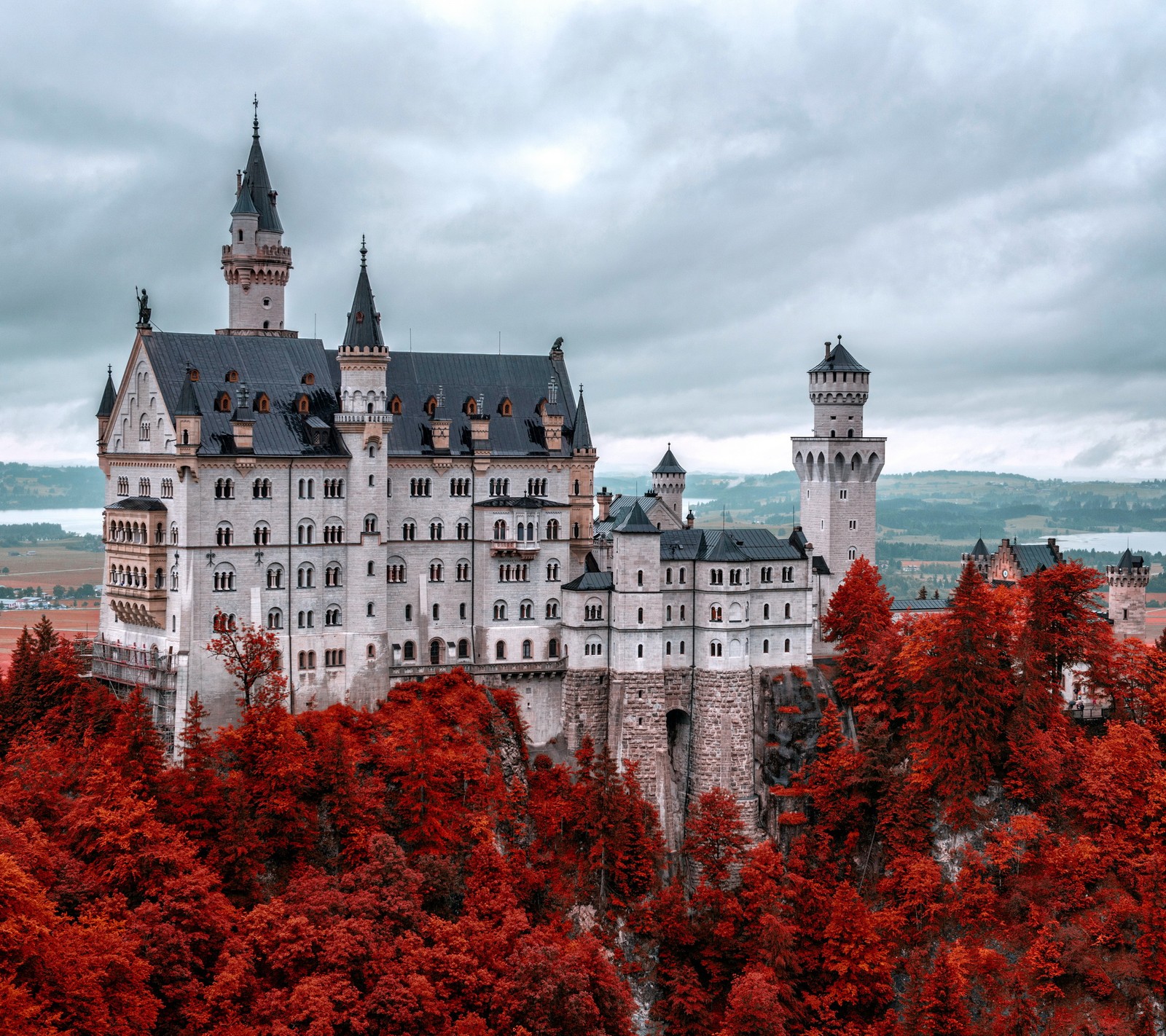 Arabische sicht auf ein schloss mit roten bäumen im vordergrund (alpen, bayern, burg, deutschland, berg)