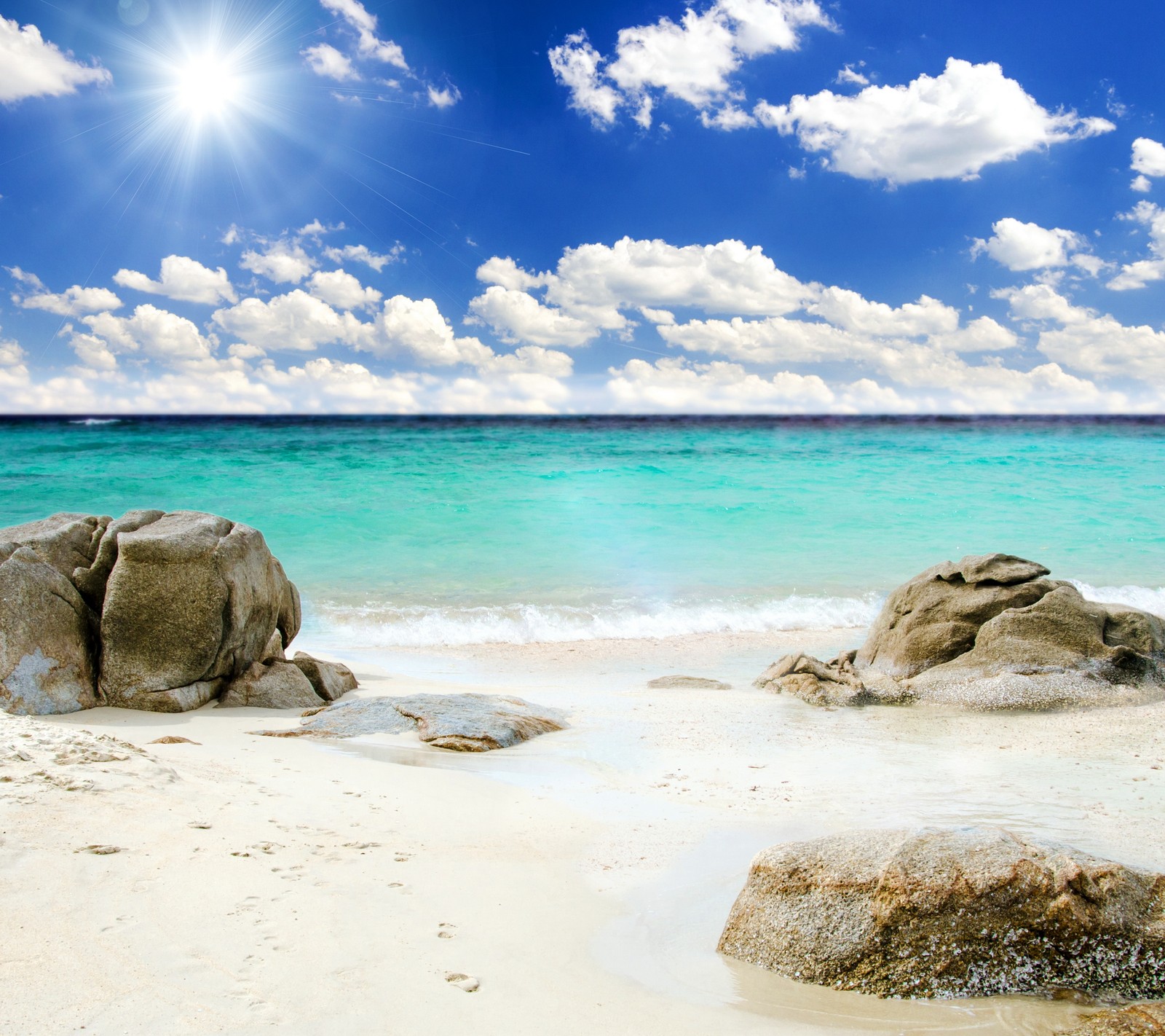 Vue arabe d'une plage avec des rochers et un ciel bleu éclatant (nuages, nature, rochers, soleil, lumière du soleil)