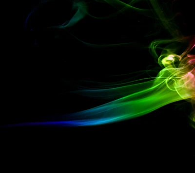 Patrones de humo vibrantes sobre un fondo oscuro