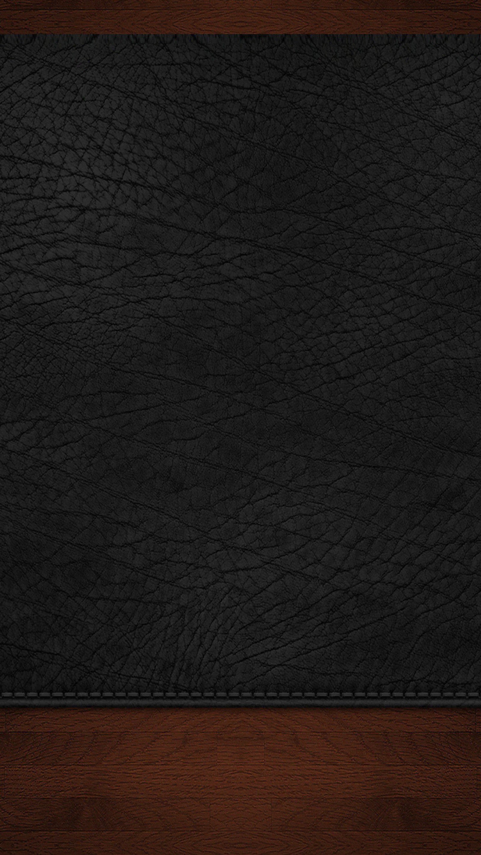 Um close de um fundo de couro preto com uma superfície de madeira (abstrato, preto, cinza, jeans, couro)