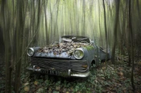 Voiture Opel vintage abandonnée envahie par la végétation dans une forêt luxuriante