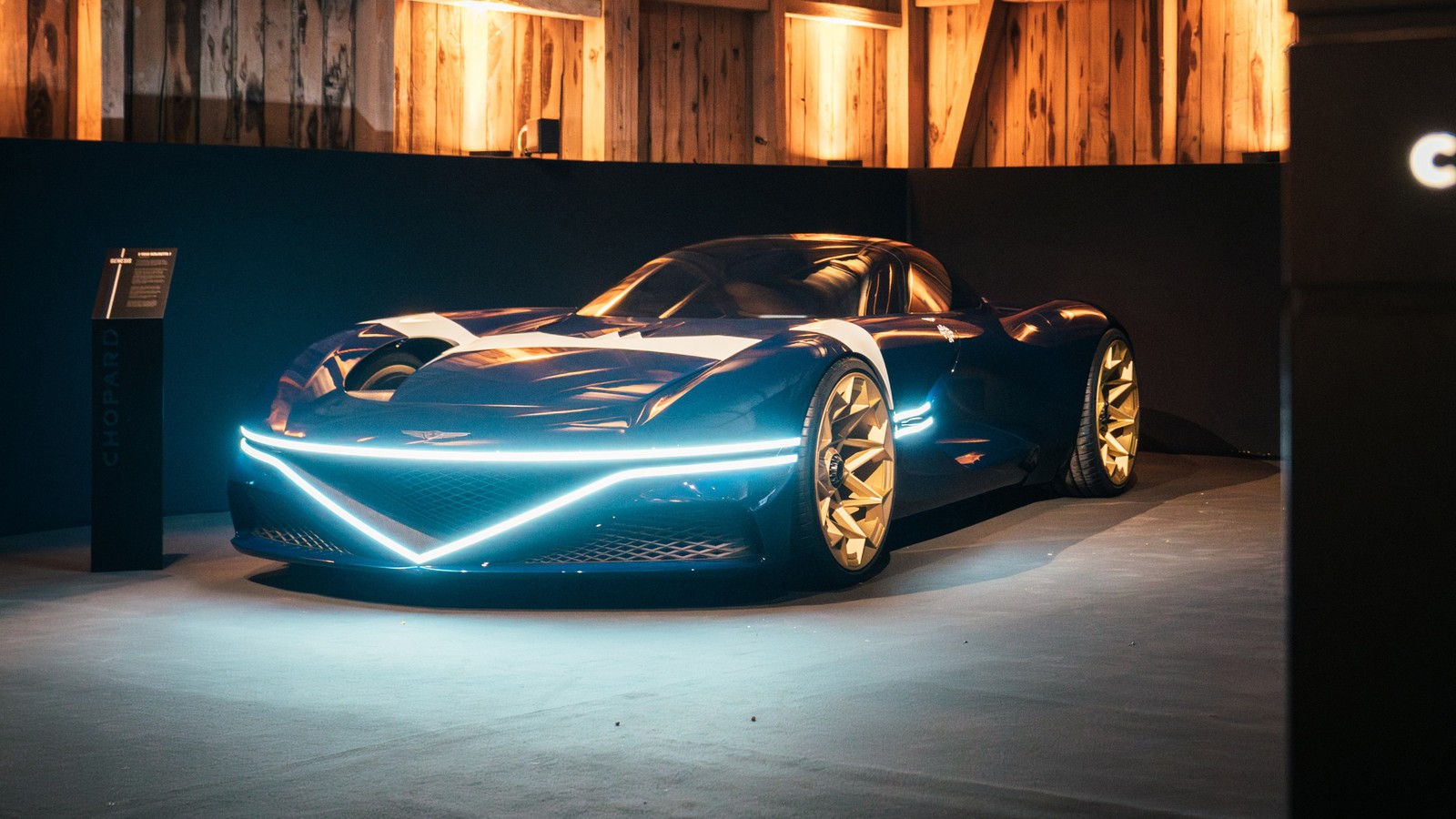 Ein blauer sportwagen steht in einer garage mit licht an (genesis x gran berlinetta, tribut, 2024, vision gran turismo, konzeptautos)