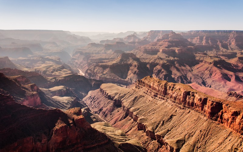 Арабский вид на каньон с рекой вдали (гранд каньон, grand canyon, деревня гран каньон, каньон антилопы, национальный парк)