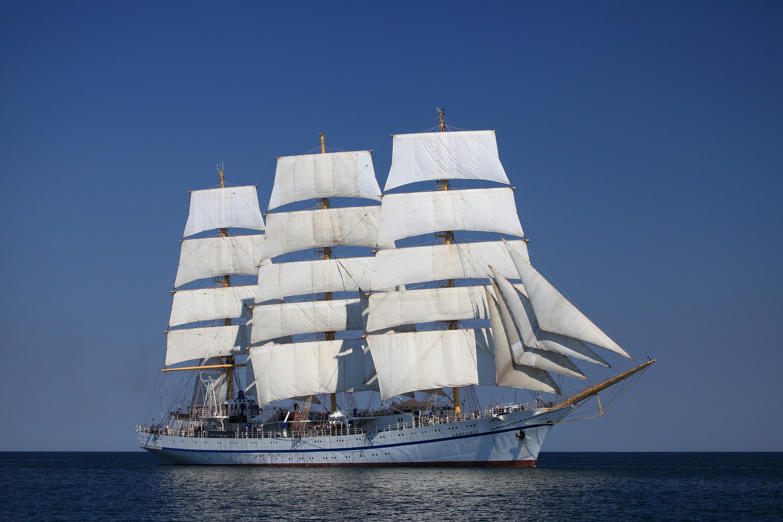 Un voilier dans l'océan avec un ciel bleu en arrière-plan (voilier, brigantin, barque, barquentine, grand navire)