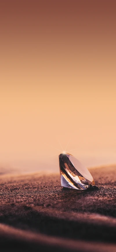 Un impresionante cristal descansando sobre una superficie arenosa, iluminado por una suave luz solar, evocando un paisaje sereno y atmosférico.