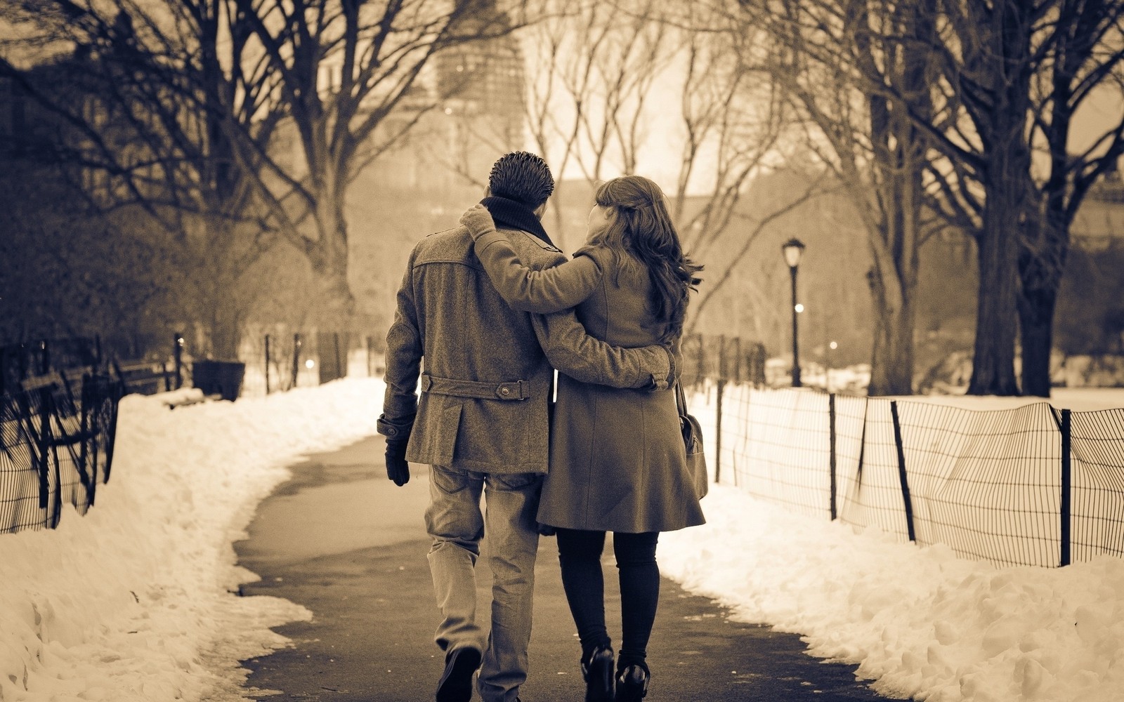 Deux personnes marchent sur un chemin dans la neige (gel, neige, arbre, fille, couple)