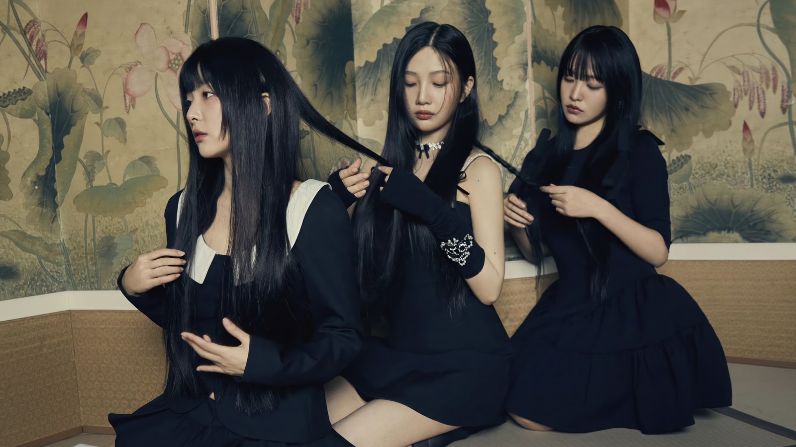 Trois femmes en robes noires assises par terre avec les cheveux longs. (red velvet, k pop, 레드벨벳, kpop, filles)