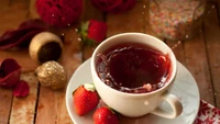 Té recién preparado con fresas y elementos decorativos