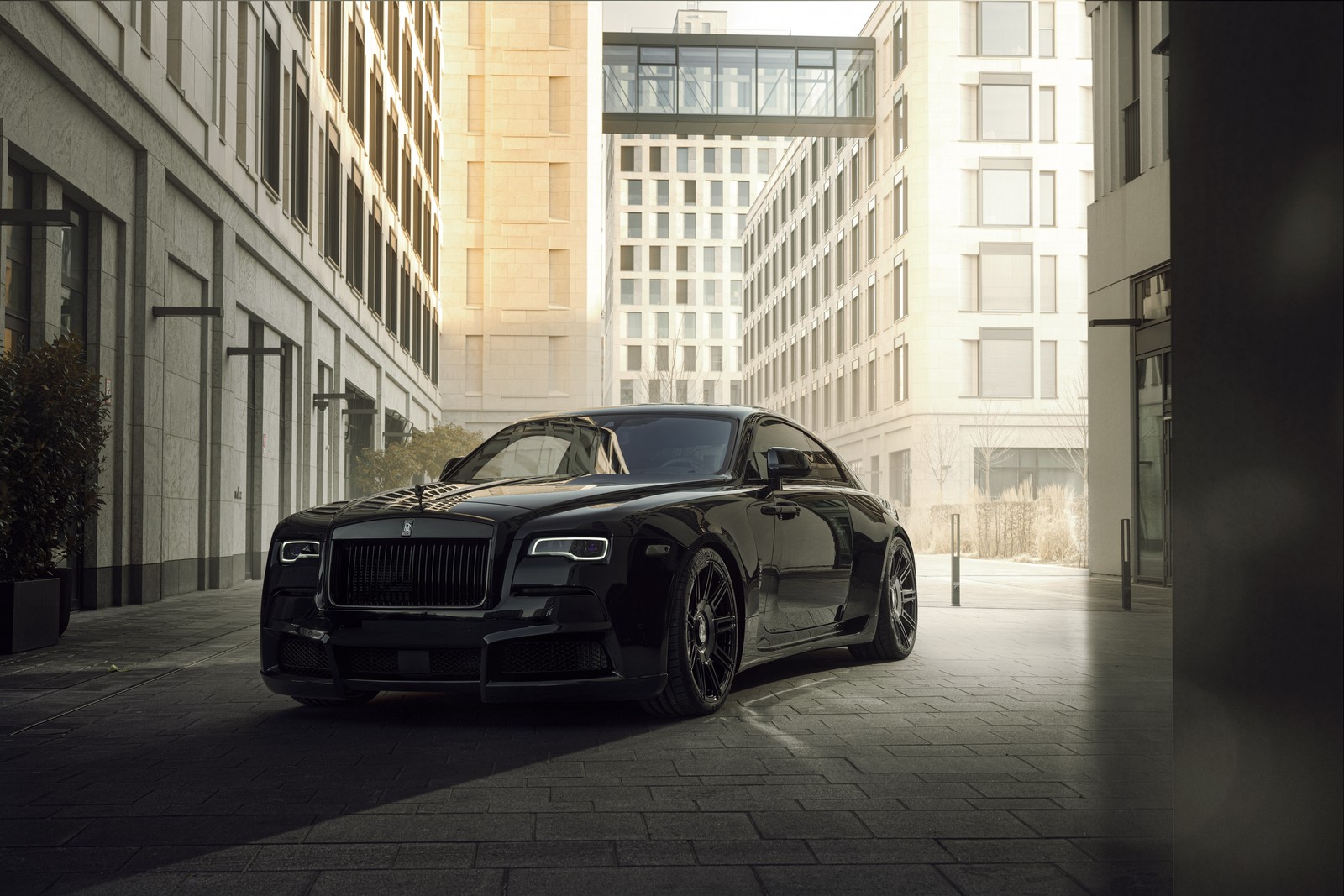 Арафед черный роллс-ройс, припаркованный на городской улице (spofec rolls royce wraith black badge overdose, 2021, 5k, 8k, машины)