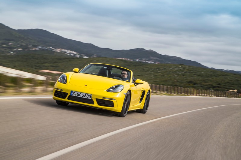 Жёлтый porsche cayman едет по дороге с горами на фоне (porsche, спортивный автомобиль, машина, суперкар, автоспорт)