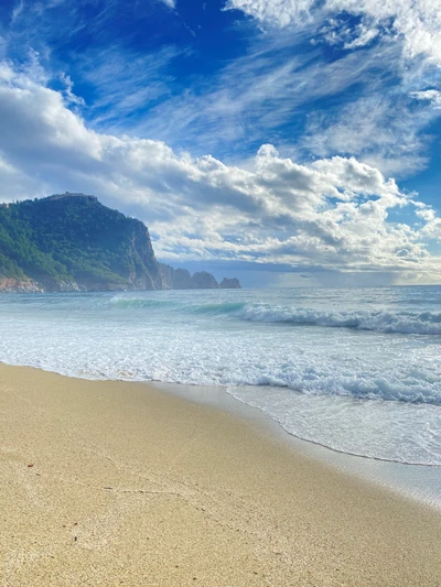 Paisagem de praia serena com nuvens cúmulos e ondas suaves