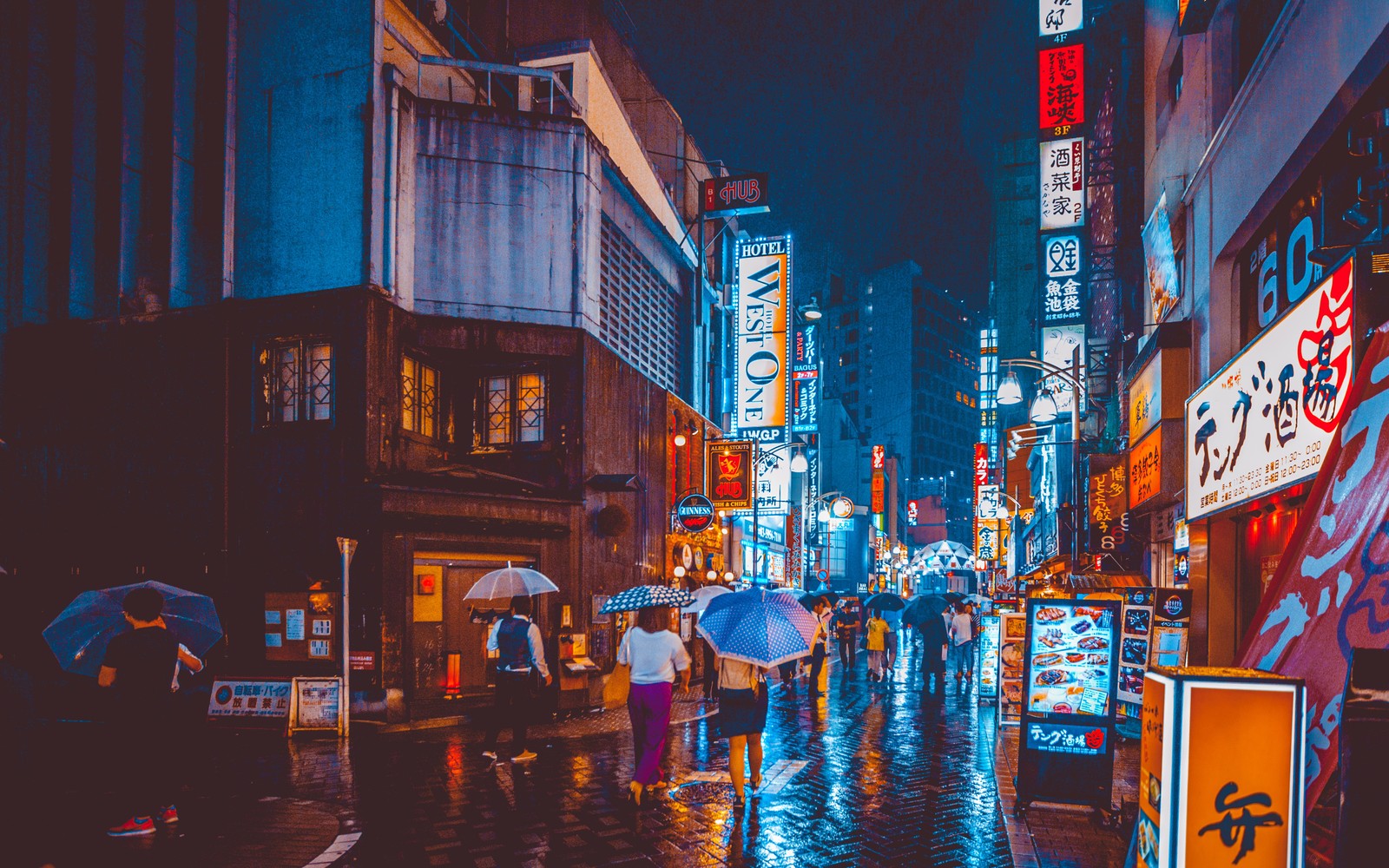 Pessoas andando por uma rua da cidade à noite com guarda-chuvas (akihabara, azul, metrópole, área urbana, cidade)