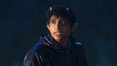 Grover Underwood na chuva: Uma cena da série "Percy Jackson e os Olimpianos